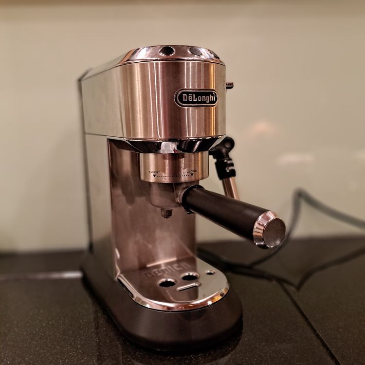 De'Longhi Dedica EC 685.M & Tamper Kaufen auf Ricardo