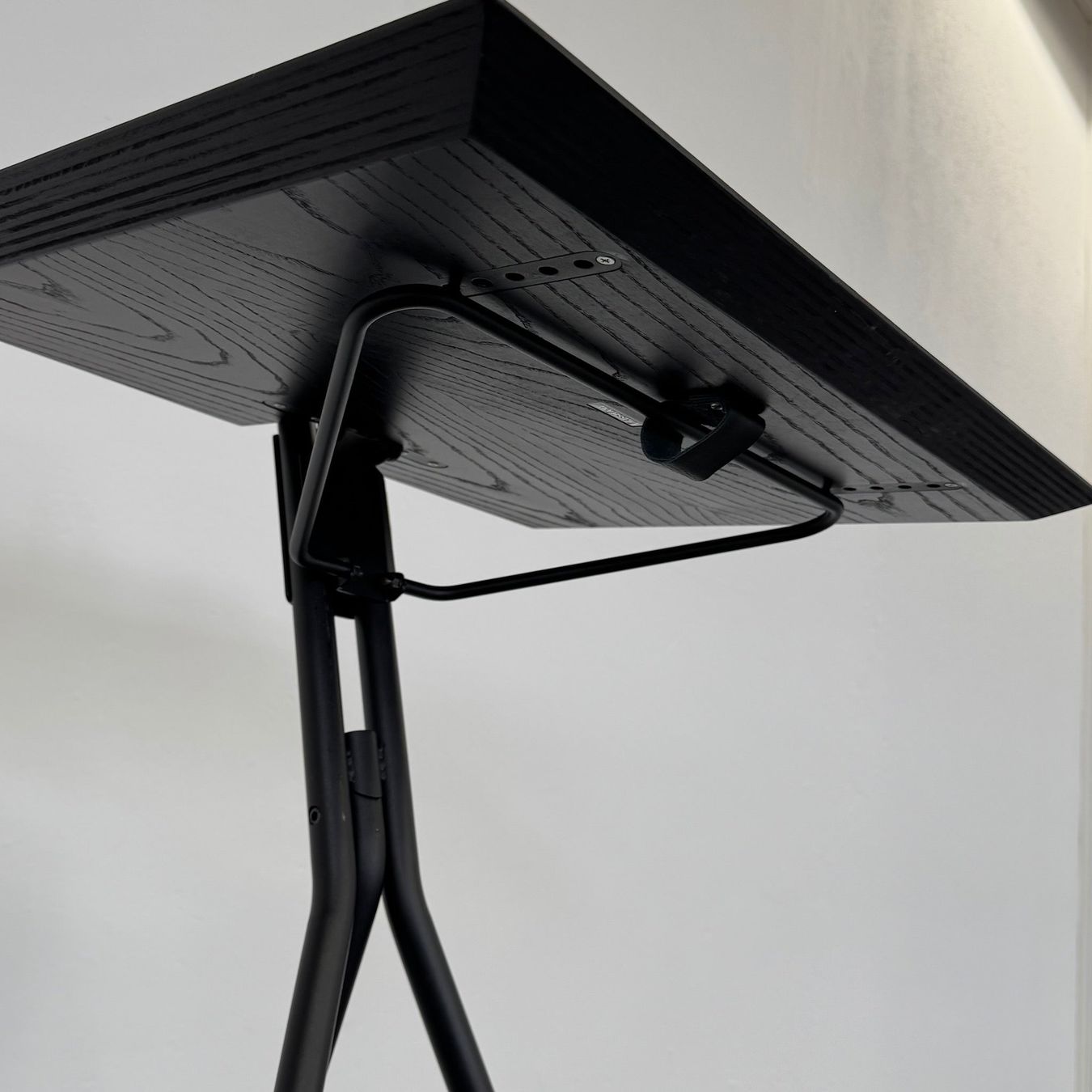 Classicon Scrivanie: ClassiCon Notos Standing Desk – Usato da Schönenwerd venduto da mcofficeshop 5