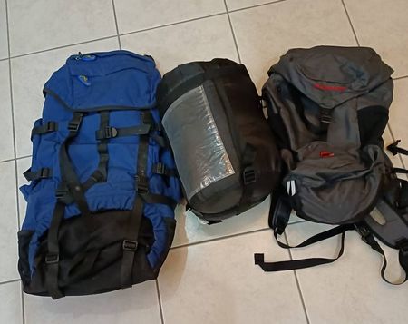 Set trekking/campeggio: 1 zaino + sacco a pelo adulto