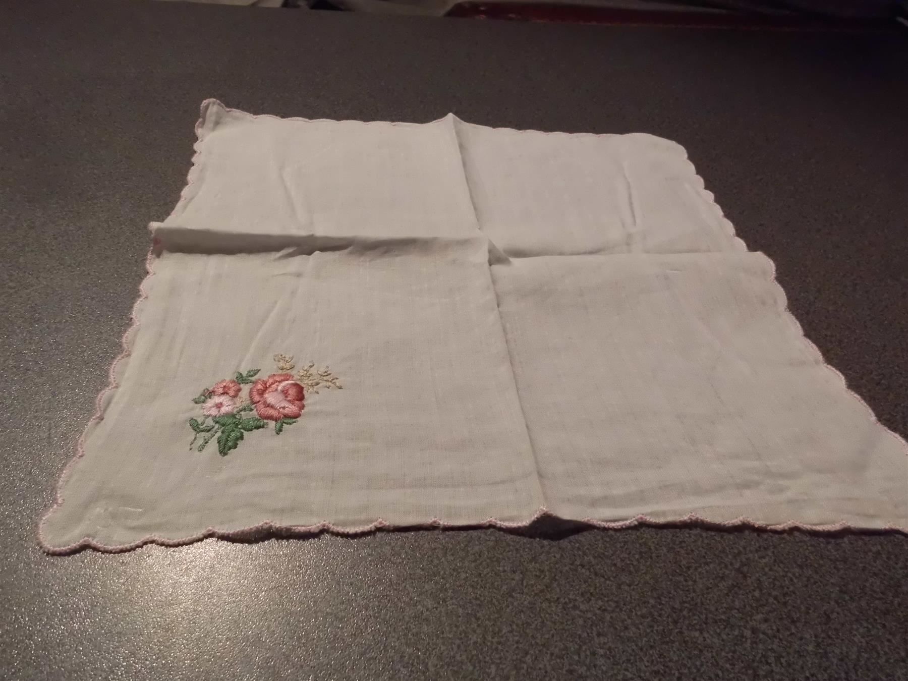 Sonstige Kleidung & Accessoires: Taschentuch weiss, rosa/lila Blumen – Gebraucht aus Zürich von abraxas1291
