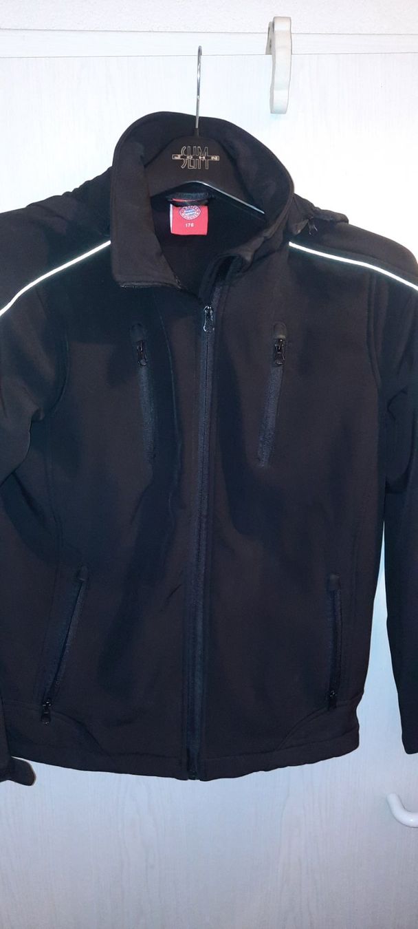 Bayern München Giacche: FC Bayern Softshell Jacke – Usato da Oberbuchsiten venduto da Lea124