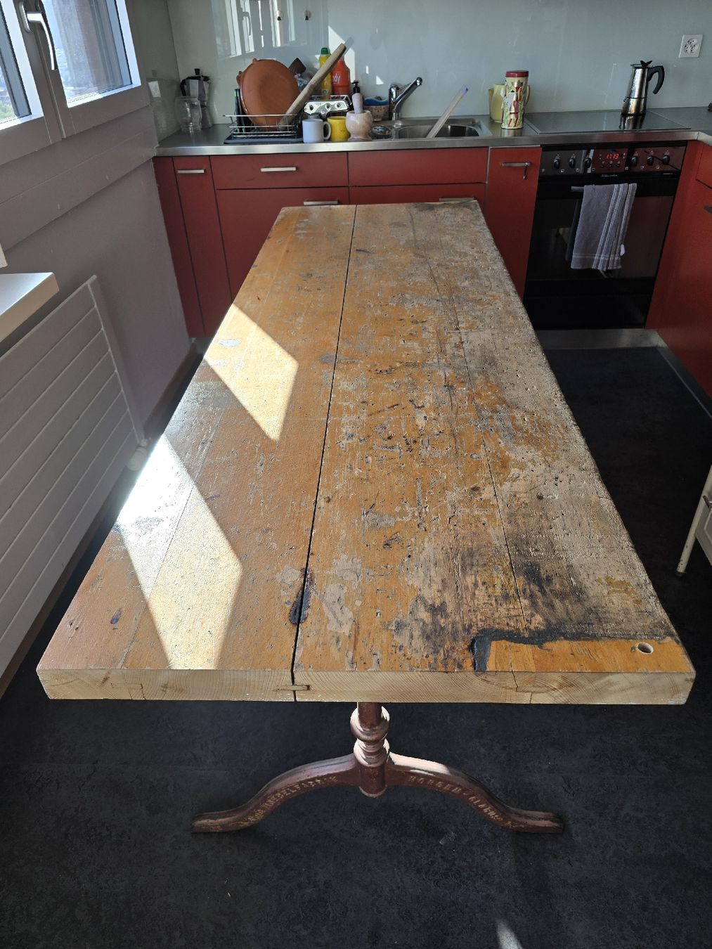 Horgen Glarus Tables: Altes Tisch massiv Holz mit Horgenglarus Eisengussfussen geb – D'occasion à Zürich par Silentlamb