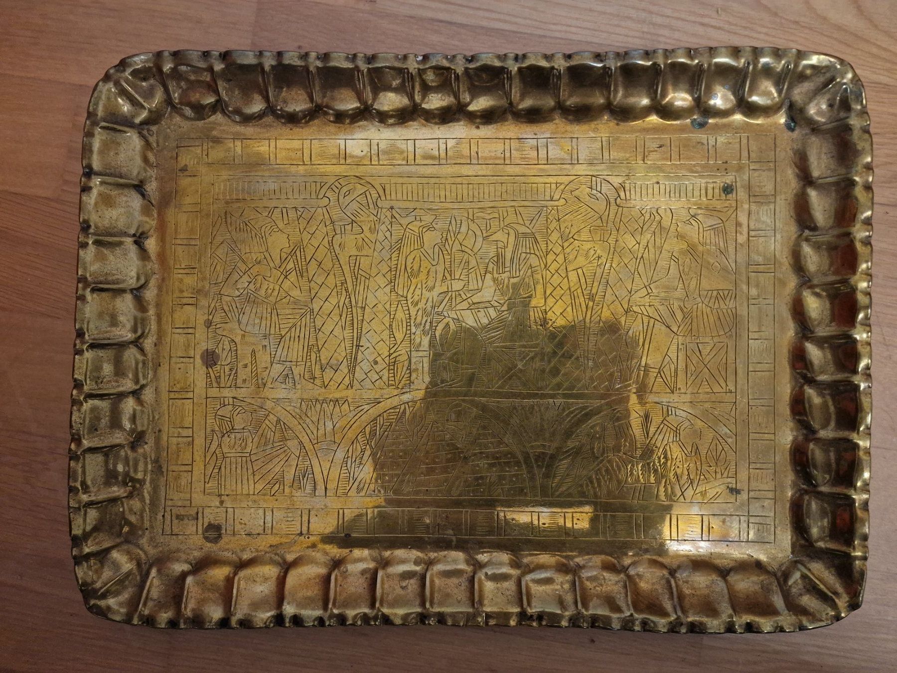 Piatti di portata: Vintage Tablett mit Ägyptischem Dekor, Rechteckig, Metall – Usato da Zürich venduto da Allerlei_Shop