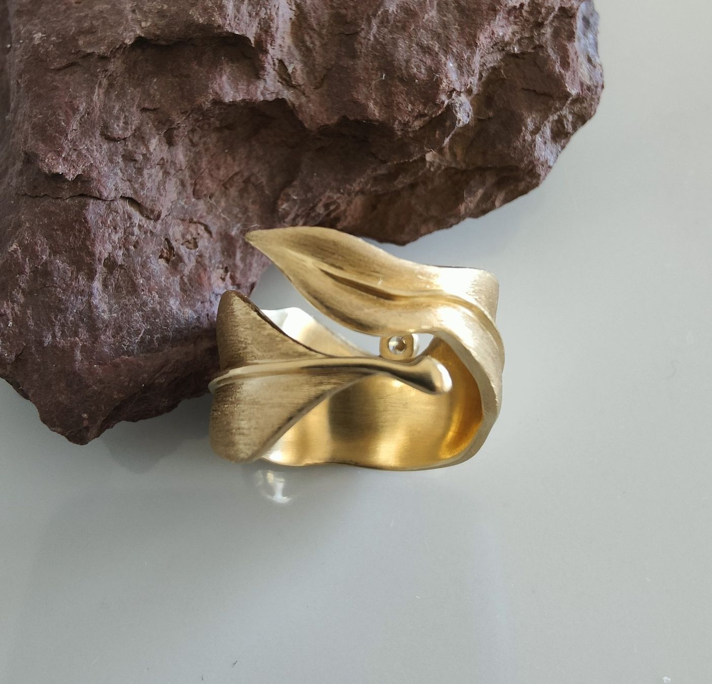 Anelli: Ring in Form eines Blattes, mit Brilliant als Tautropfen – Nuovo e nell'imballaggio originale da Rümlang venduto da 21f 4