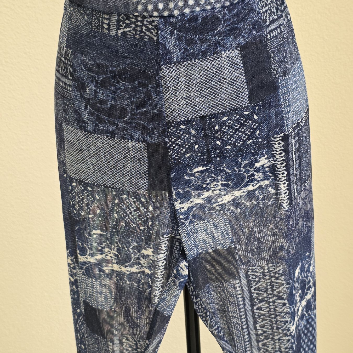 Pantaloni: Damen Leggins  Patchworkprint Blau Grösse XL Durchsichtig – Nuovo (secondo la descrizione) da Rheinsulz venduto da Gilea 1