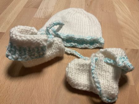Babymütze und Schühchen - handgestrickt  - ab Geburt - NEU