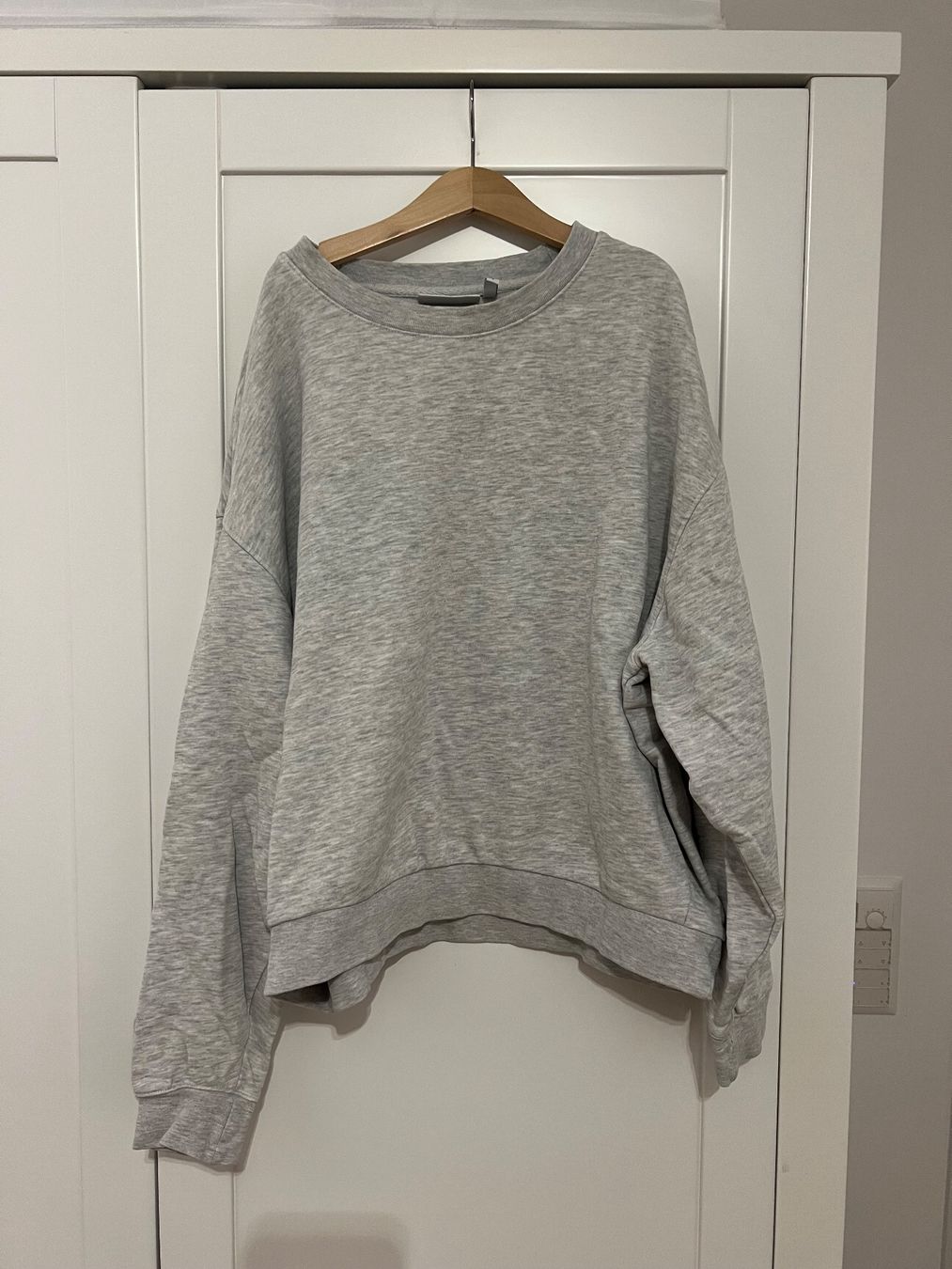 Weekday Pulls & Sweat-shirts: grauer Pullover – D'occasion à Erlenbach par paulina.rad