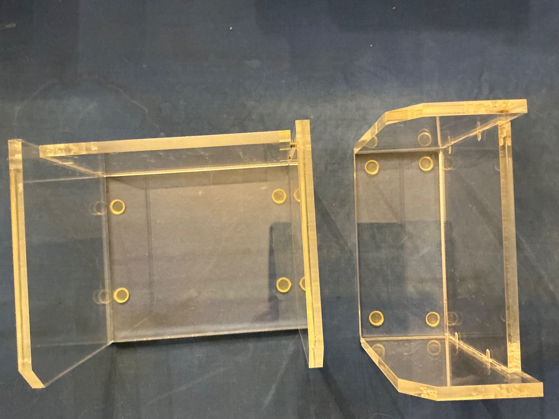 Behälter & Ähnliches: Acrylbehälter mit Beschlägen, transparent – Gebraucht aus Mauren von hkjfalke