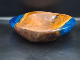 Grosse Schale naturbelassenem Holz mit Epoxidharz Tischdekor