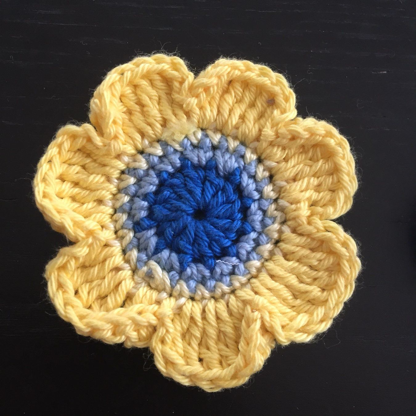 Toppe: 2 St. Blumen blau-gelb gehäkelt 7 cm – Nuovo e nell'imballaggio originale da Emmenbrücke venduto da swissmade-miracles 1