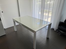 Ausziehbarer Holzesstisch mit Glasplatte