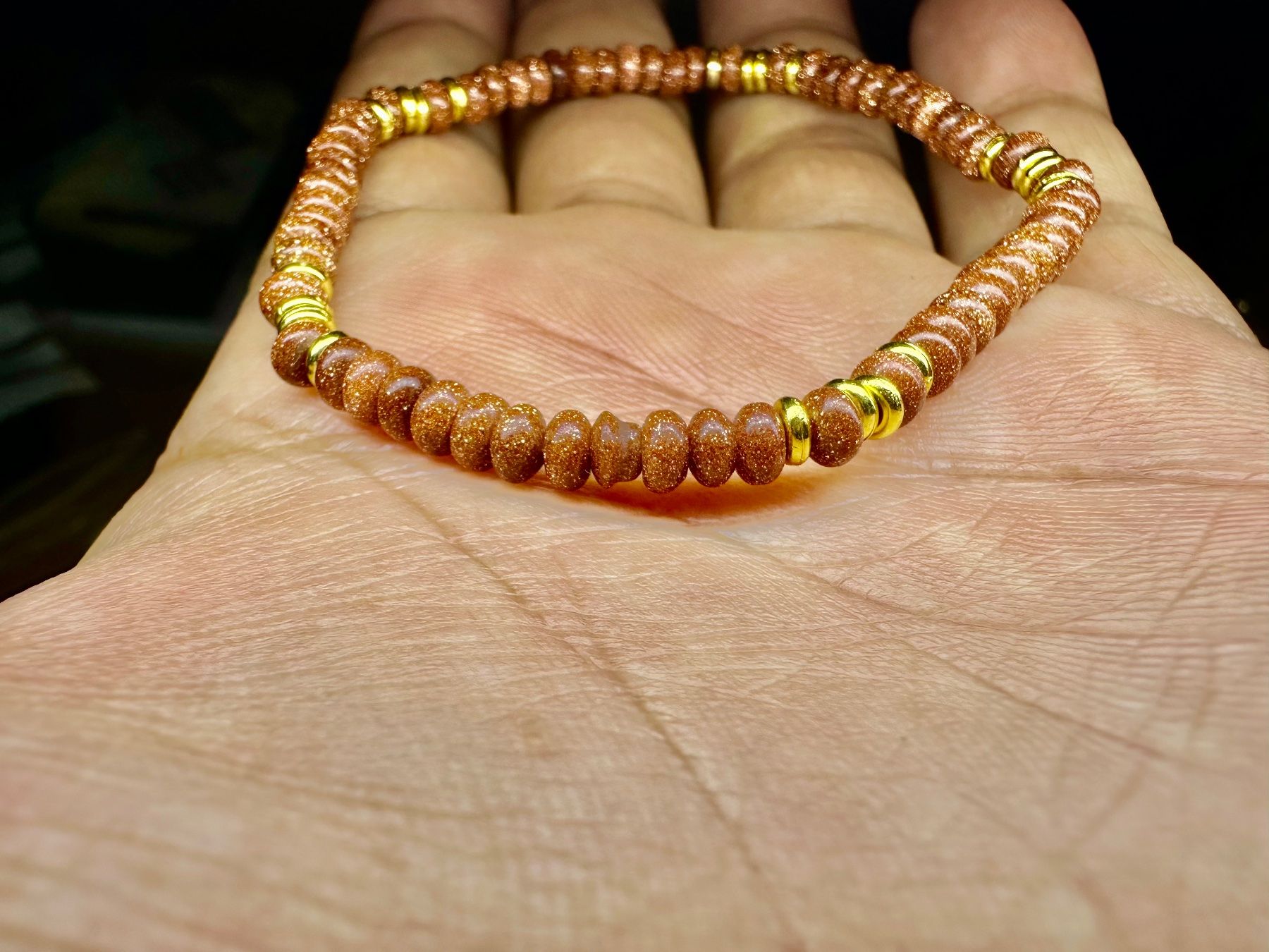 Bracciali & Braccialetti: Elastisches Goldfluss-Armband – Scheibenperlen ca. 4 mm – Nuovo (secondo la descrizione) da Langenthal venduto da Seelenfreunde 6