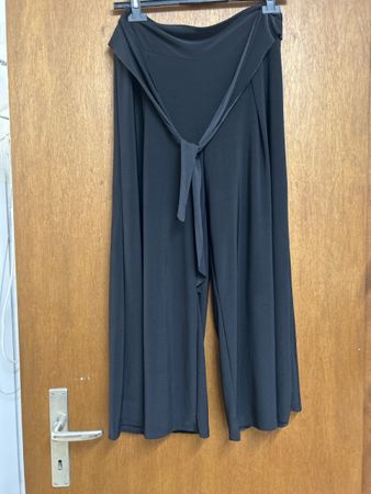 Hosen Damen schwarz Grösse M guter Zustand
