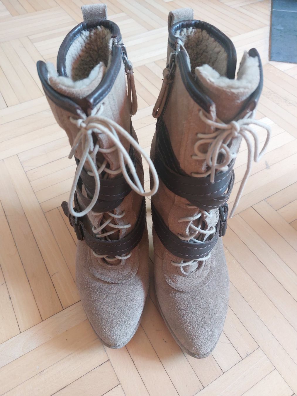 Scarpe da donna: Warme Wildlederstiefeletten Gr. 38 mit Lammfellfutter – Usato da Romanshorn venduto da SwissEnn 1