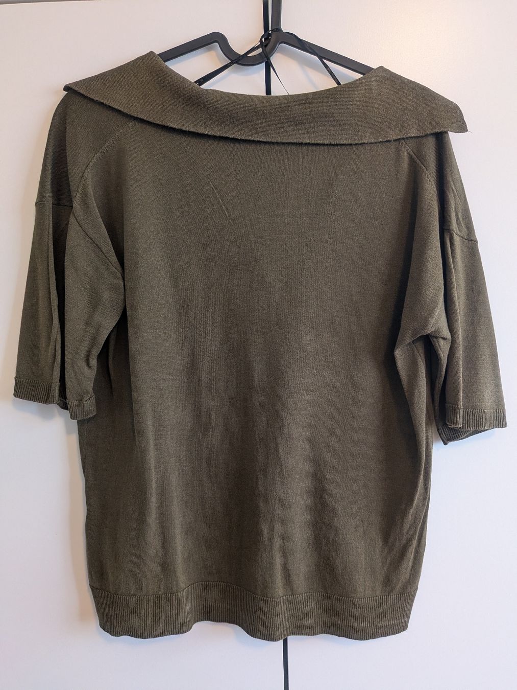 Massimo Dutti Top: Massimo Dutti Olive Green Top, Size S, good condition – Usato da Wettingen venduto da ann_hzb5 1