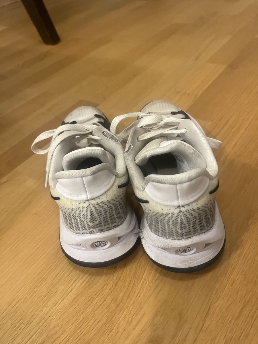 Nike Herrenschuhe: Nike Kyrie 4 Low TB – Gebraucht aus Winterthur von 3mi_2kpf 2