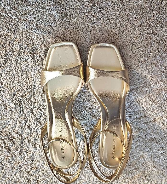 Damenschuhe: Sandalette STRADIVARIUS Größe 38 – Gebraucht aus Zürich von roman87788 2