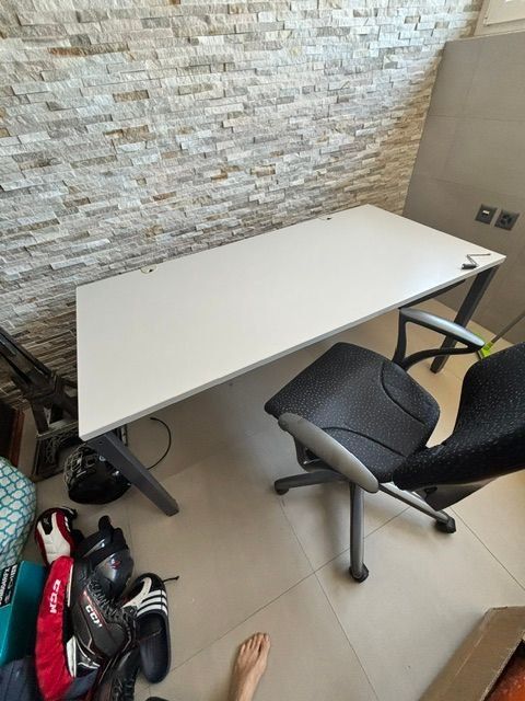 Schreibtische: Bundes Büro Tisch inkl. Stuhl – Gebraucht aus Biglen von simi09
