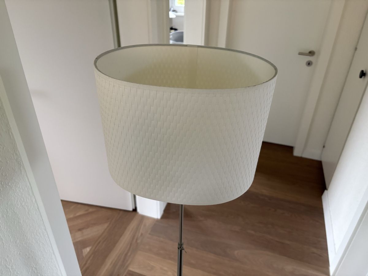 Lampade: Ikea Stehlampe weiss/beige ovale Form – Usato da Kriens venduto da aloha19 2
