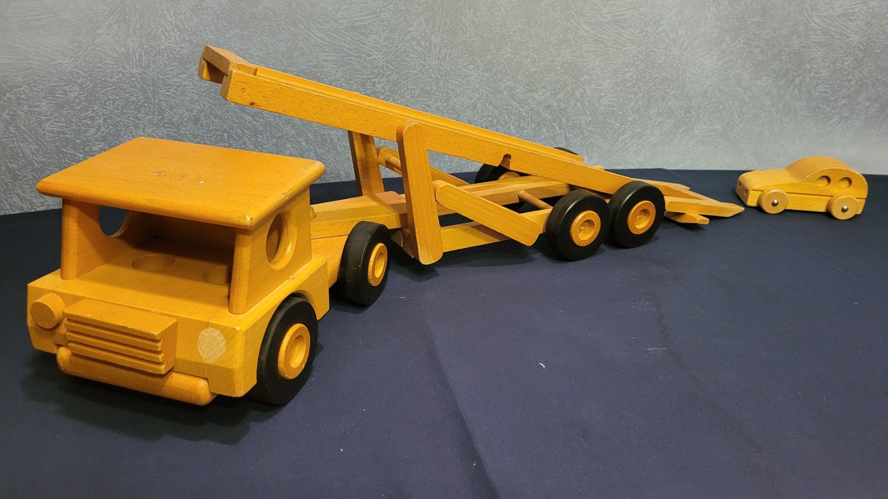 Spielzeuge: Spielzeug-Lastwagen aus Holz – Gebraucht aus Uster von gurust 1