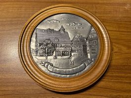 Zinnrelief "Strümpfelbach" im Holzrahmen, Durchmesser 20cm