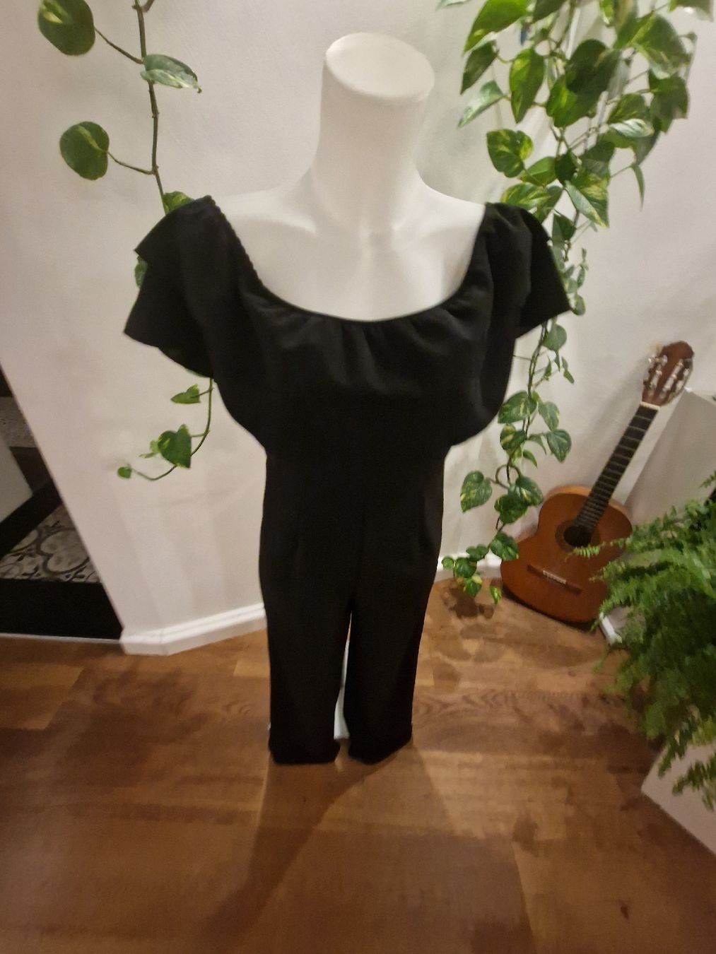 Tute: Schwarzer Jumpsuit mit Volants - Eleganter Hingucker! – Usato da Wald ZH venduto da Cjp 4