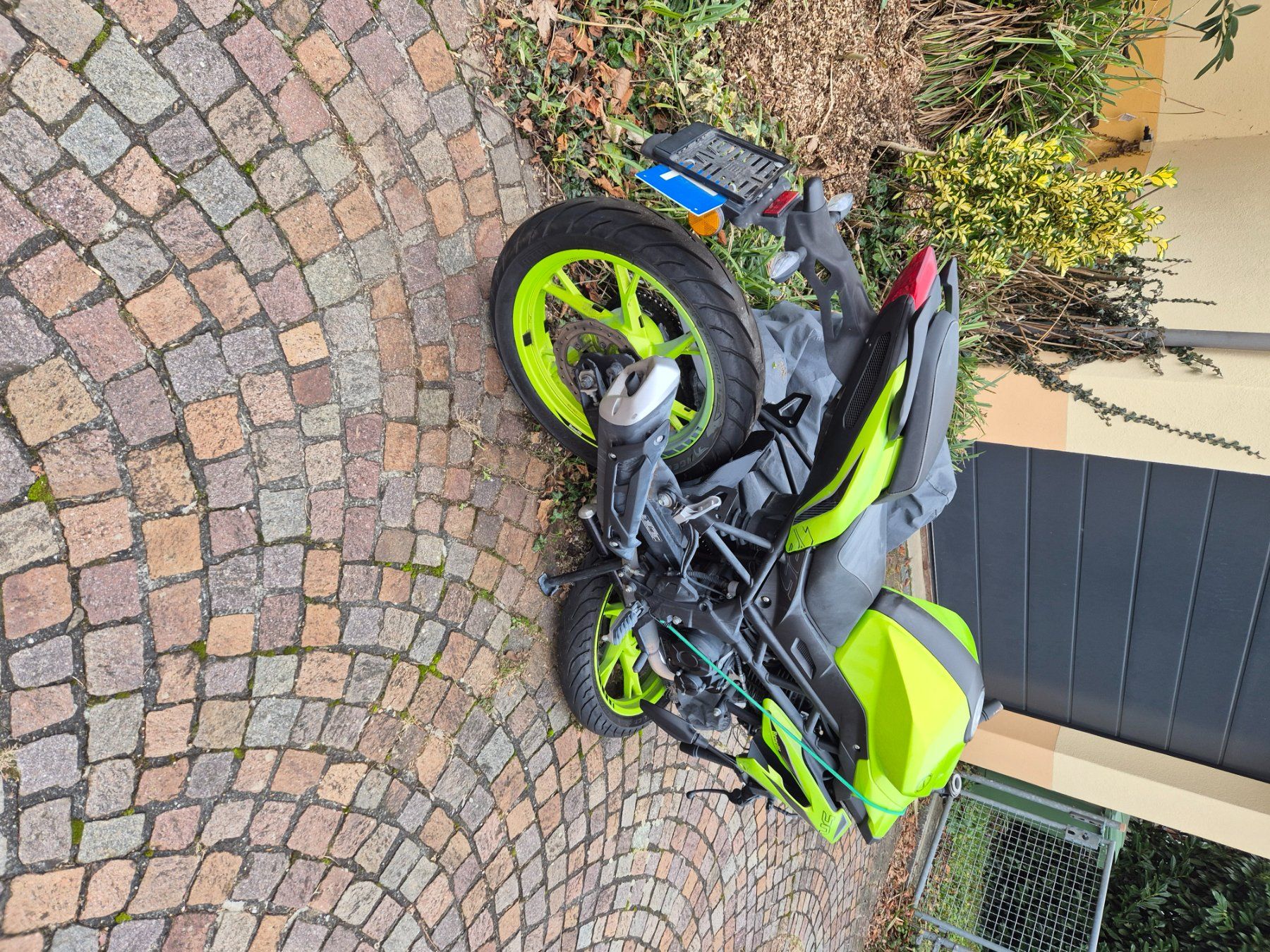 Benelli Strasse: Benelli BN125 Unfallfahrzeug – Defekt aus Rickenbach BL von JeroBru 1