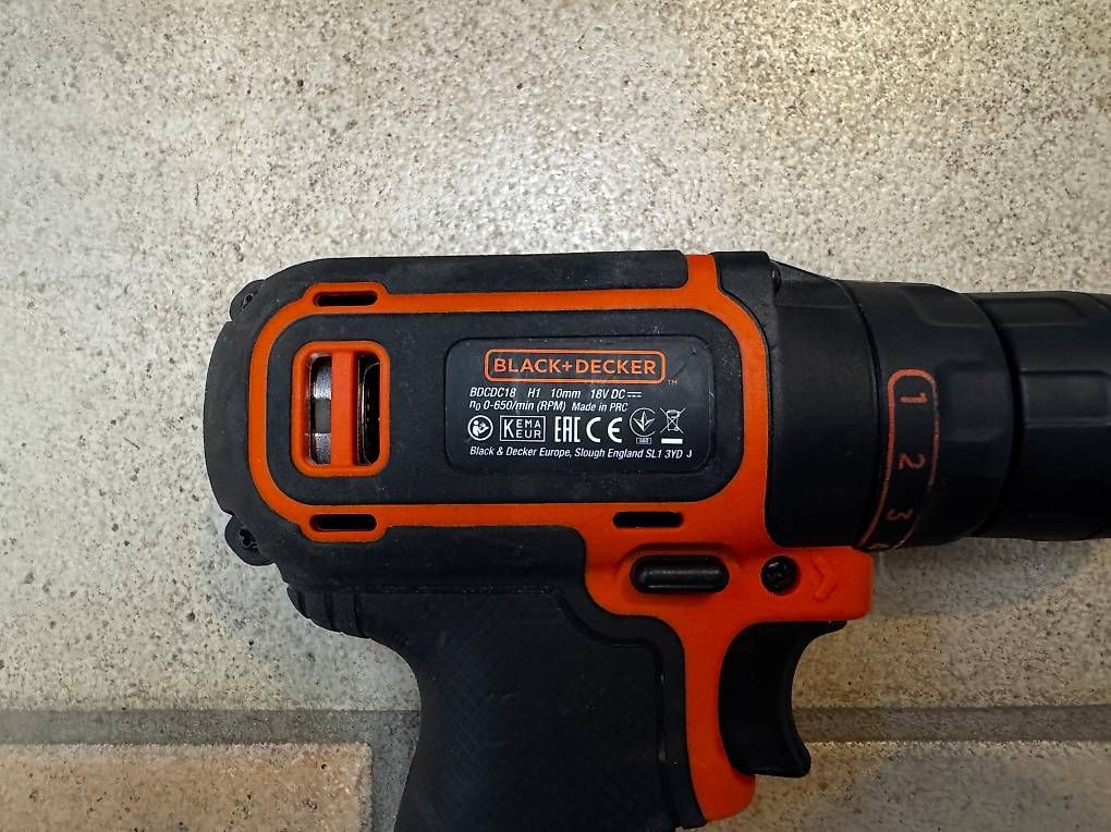 Perceuses: Black & Decker - Akkuschrauber-Set mit einigem Zubehör – D'occasion à Nuglar par JuggDown 3