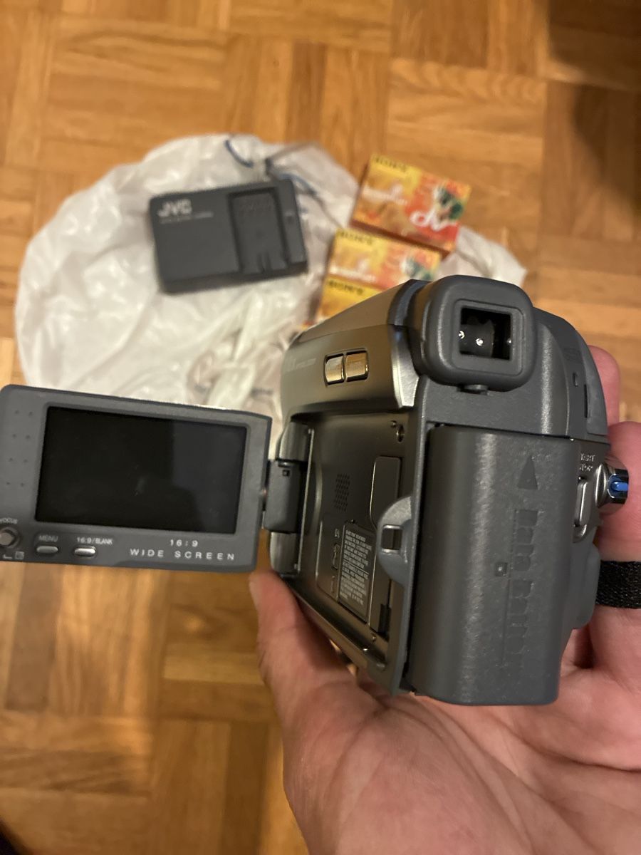 JVC Videocamere: Caméscope JVC GR-D726E Mini DV 28x Zoom optique avec accesso – Nuovo e nell'imballaggio originale da Semsales venduto da eme_gf9j 4