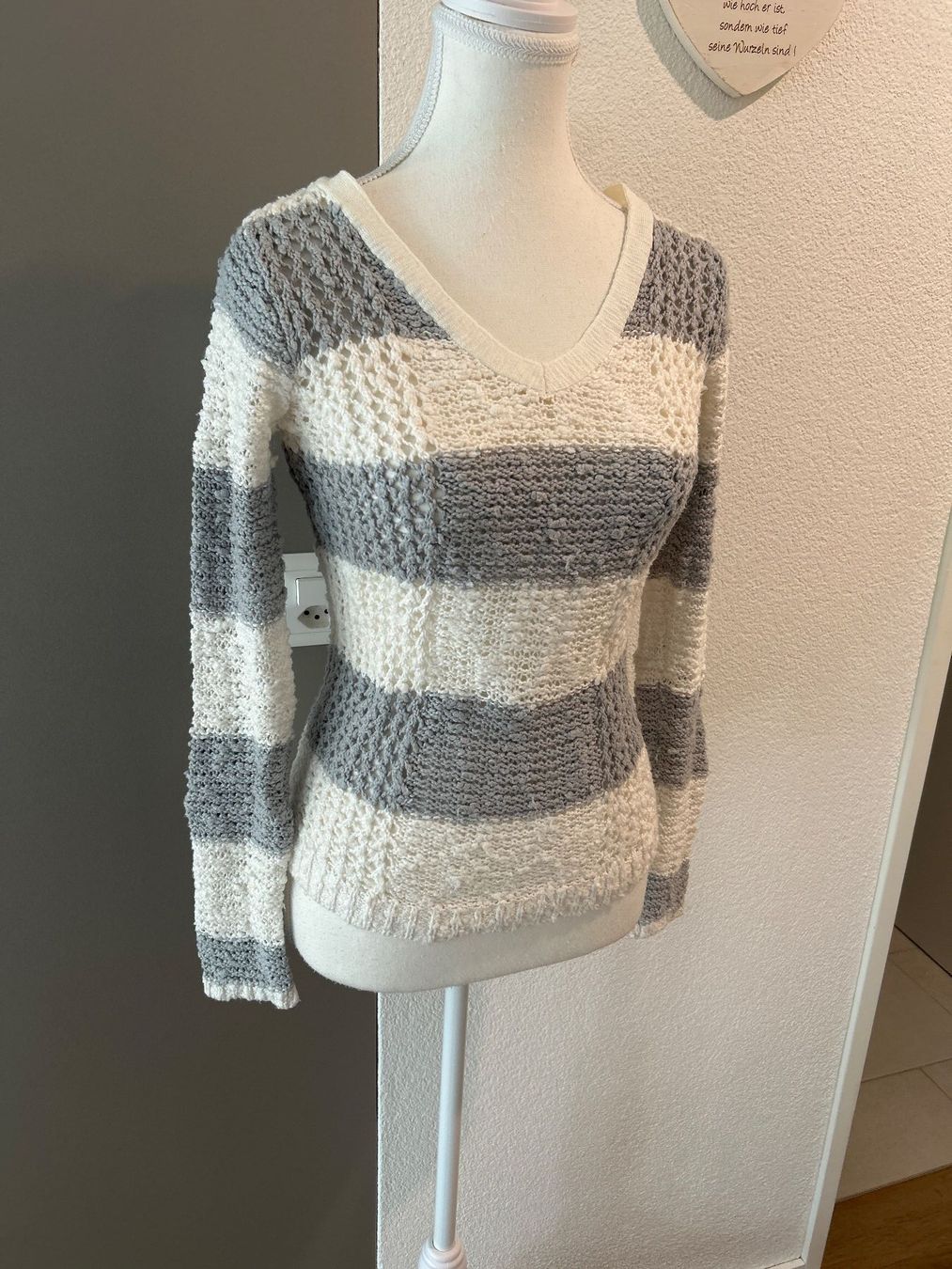 Maglioni & Felpe: Damen Strickpullover gestreift ecru / grau – Usato da Brunnen venduto da Nala2929