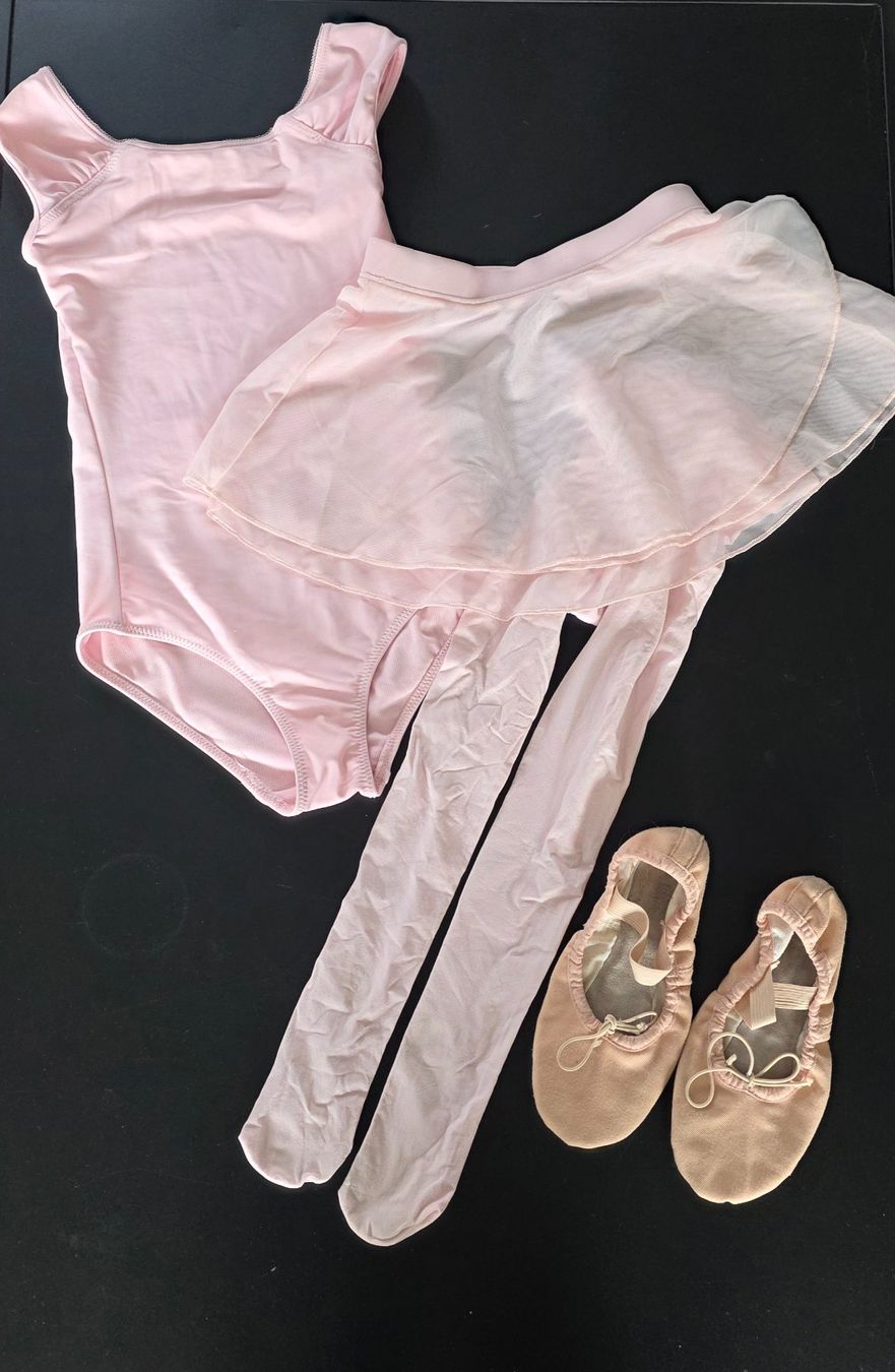 Kleiderpakete & -sets: Rosa Ballettbekleidungs Set – Gebraucht aus Solothurn von zoo_pr6j
