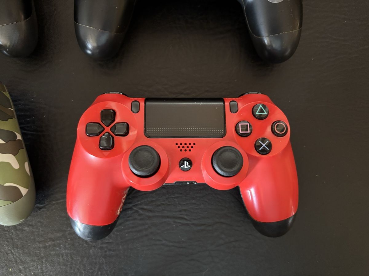 Sony Konsolen: Lot de manettes de PS4  – Defekt aus Mézières VD von P-M-C 1
