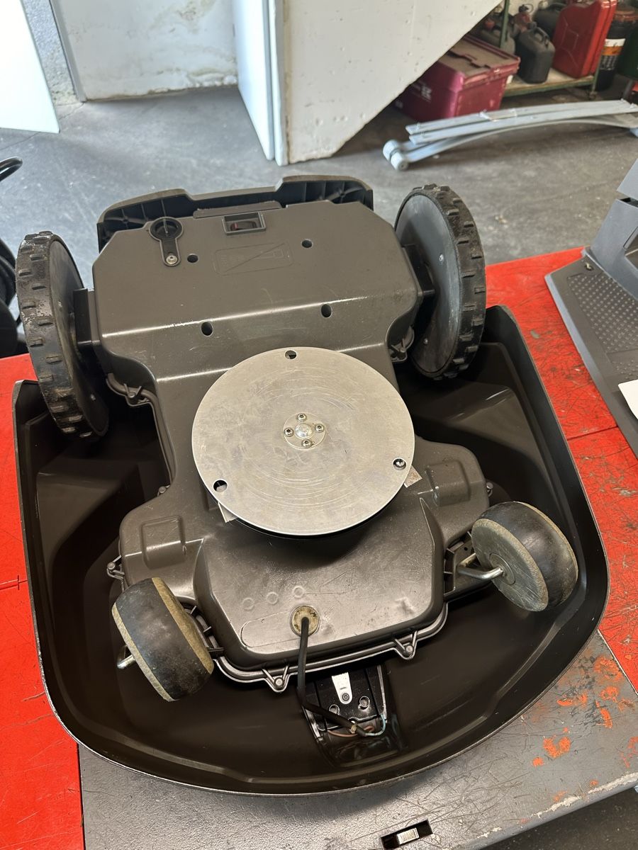 Husqvarna Tagliaerba: Husqvarna Automower 320 ab grossem Servive – Usato da Malters venduto da BachBrun 4