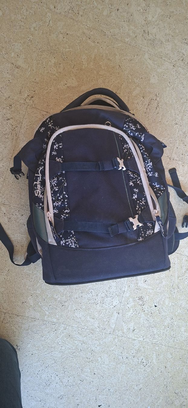 Satch Rucksäcke: Schulrucksack Satch dunkelblau mit Rosa Muster – Gebraucht aus Zuoz von mad_b2zy