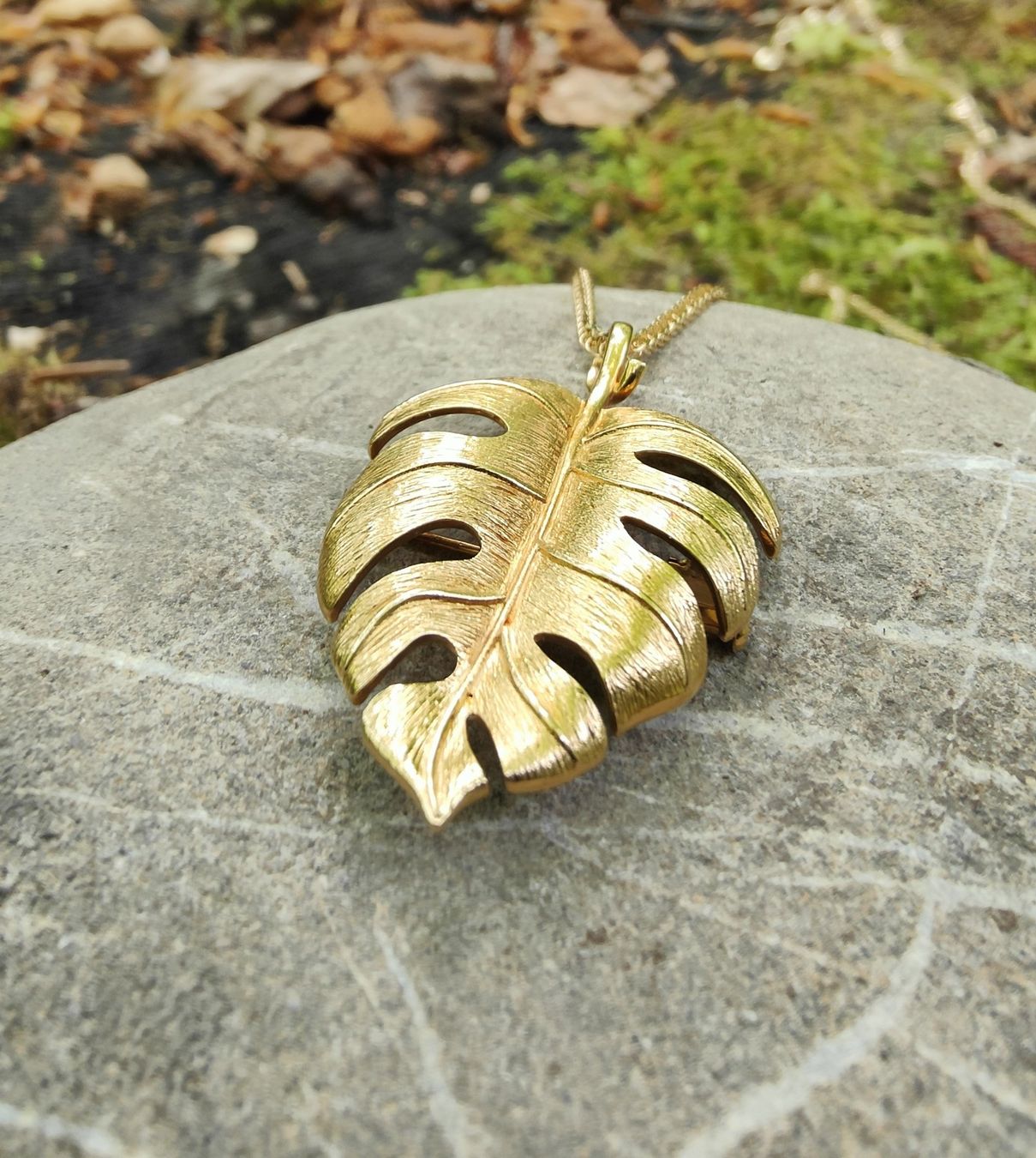 Anhänger: Anhänger/Brosche in Blatt-Form, 18K Gold – Neu und originalverpackt aus Rümlang von 21f 2