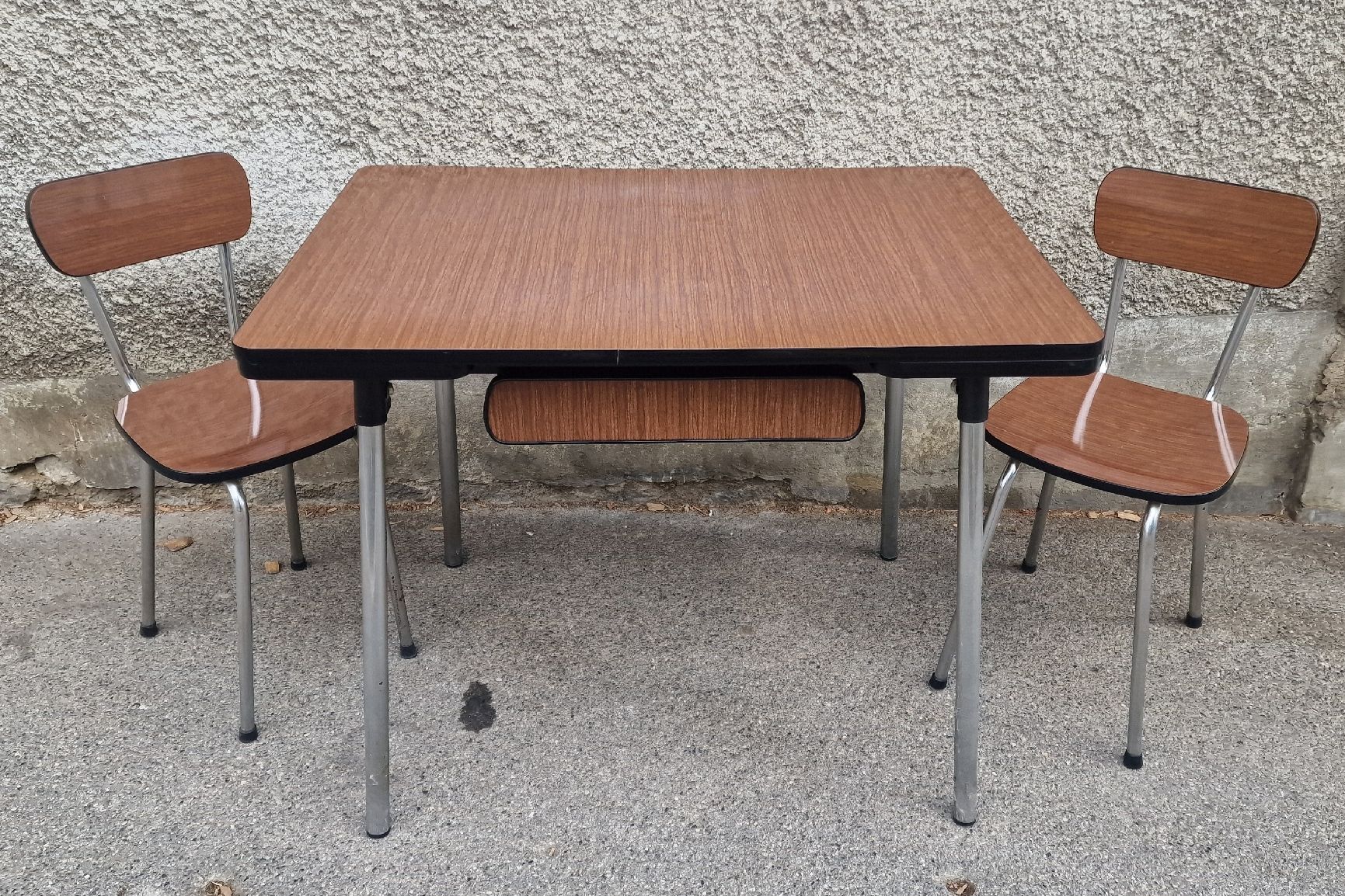 Set de table et chaises: Table et chaises en formica – D'occasion à Lausanne par ama_2fz8