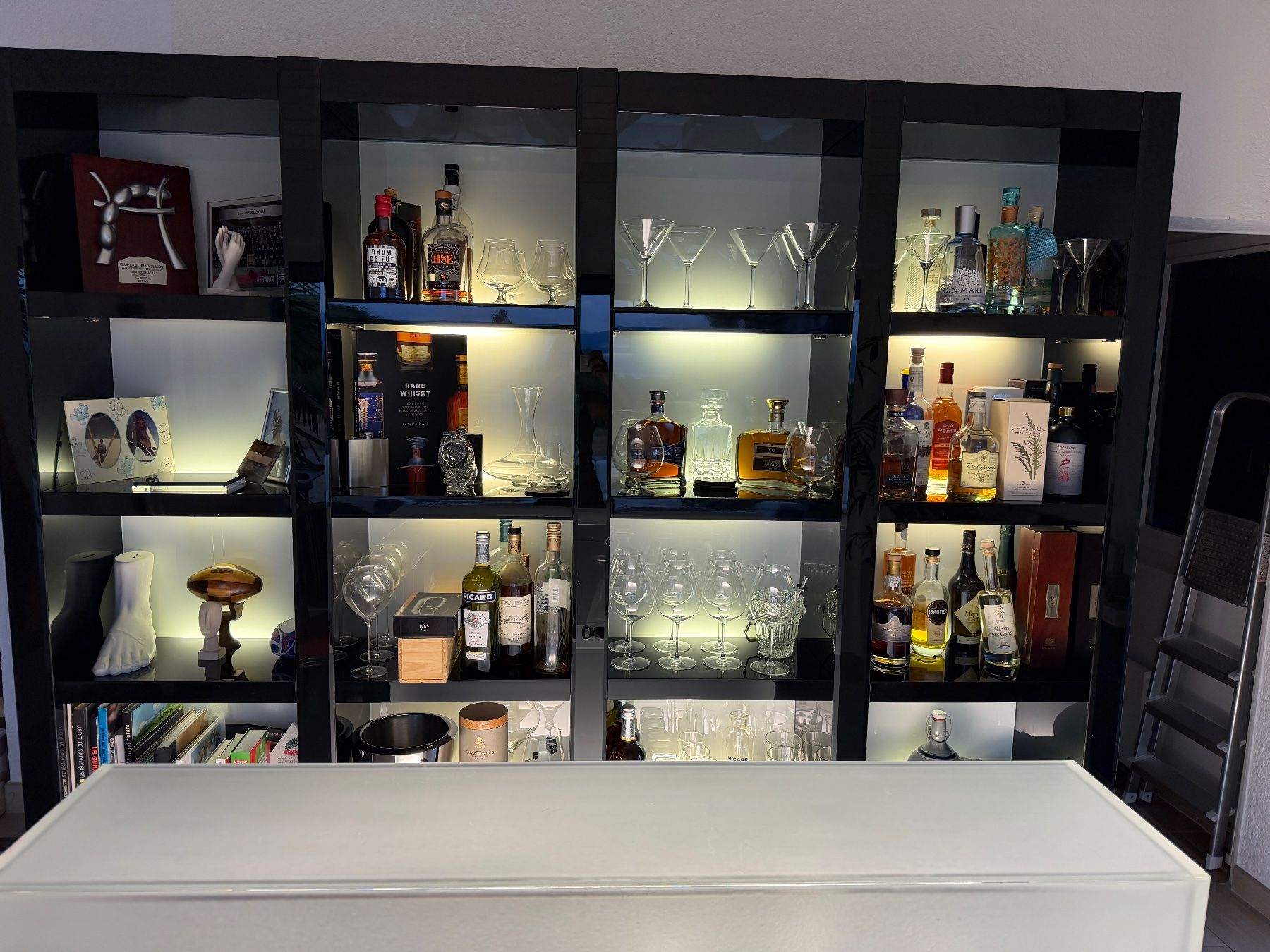 Étagères: Elégant bar contemporain LED intégrées – D'occasion à Yens par gra_szf9