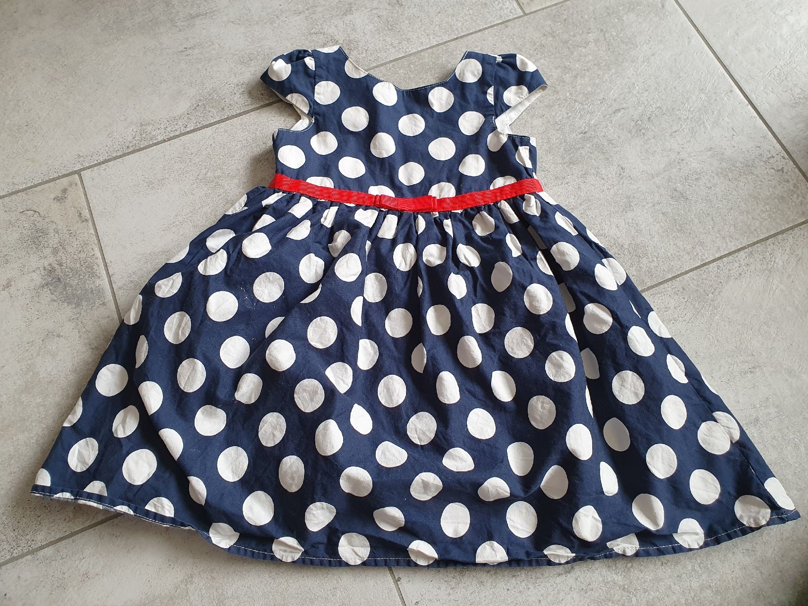 Kleider & Röcke: Robe "Young Dimension" taille 98 – Gebraucht aus Le Noirmont von Guiguiguette