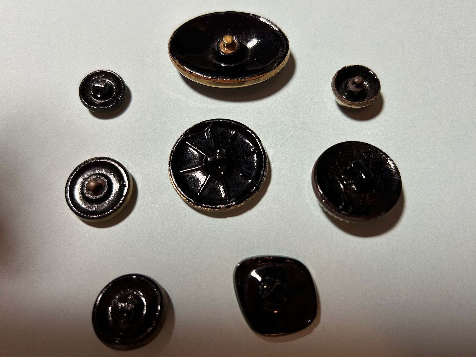Bottoni: Schwarze Glasknöpfe mit Goldbedampfung – Nuovo (secondo la descrizione) da Pfeffingen venduto da Alusru70 4