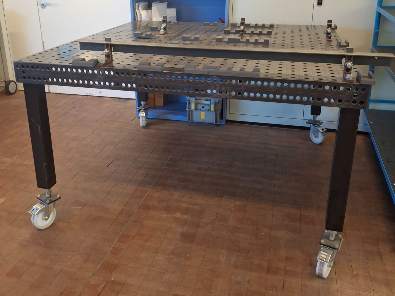 Tavoli: Table à souder 150 x 150 hauteur réglable – Usato da Fribourg venduto da CISFribourg
