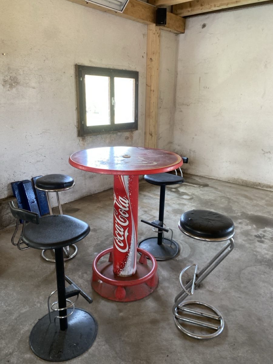 Allestimento di negozi e stand fieristici: Coca-Cola Stehtisch mit 4 Barhocker Set – Usato da Zumholz venduto da Rapid1965