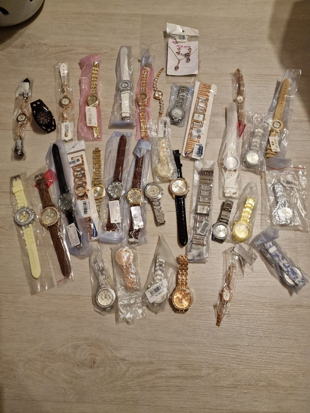 Orologi: NEU! 33 Uhren – Nuovo e nell'imballaggio originale da Schübelbach venduto da chinchilla84