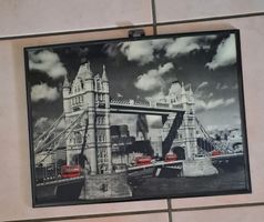 Bild London Tower Bridge Schwarz Weiss mit roten Bussen