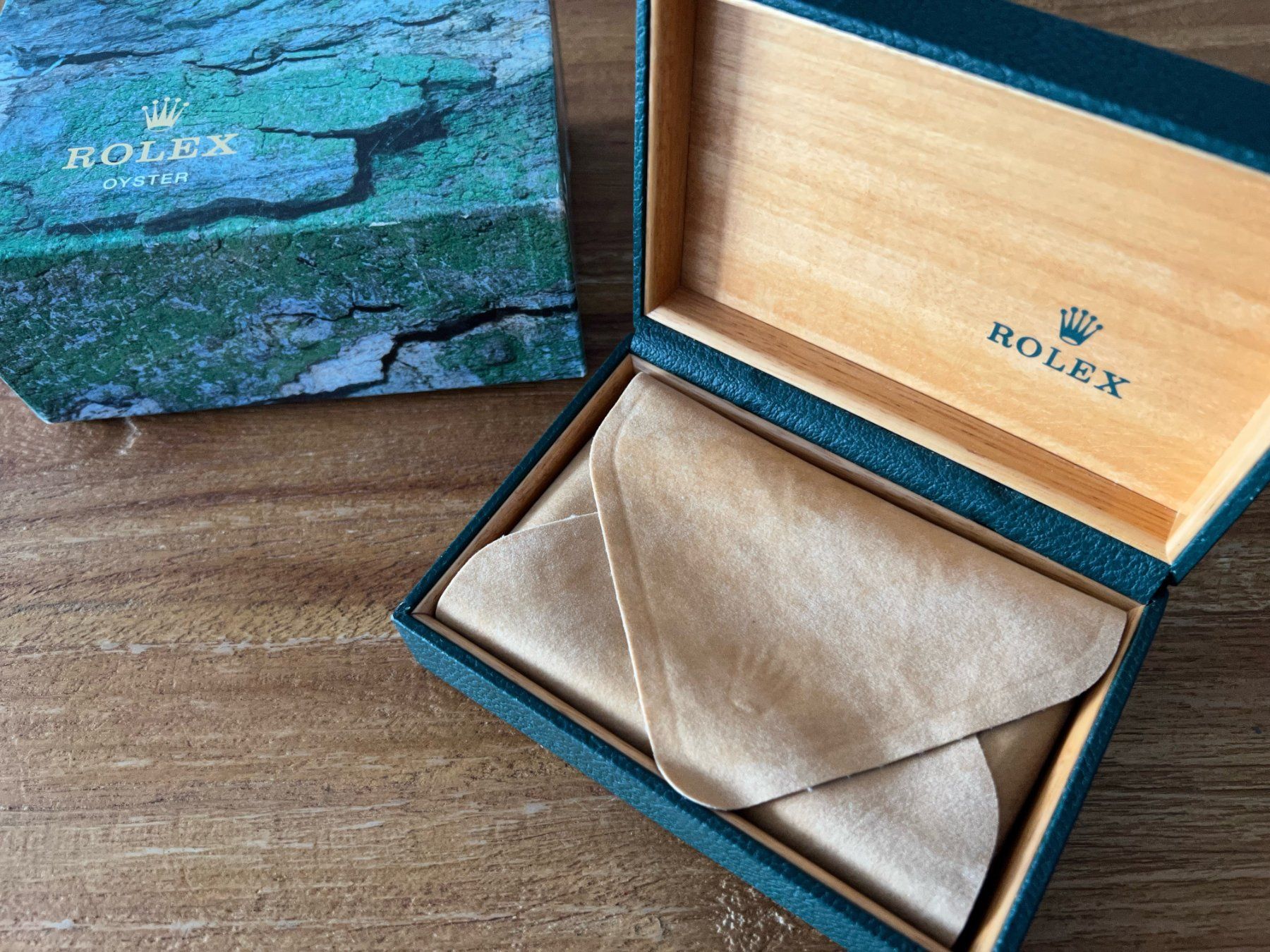 Rolex Uhren: ROLEX vintage Submariner Date 16610 leather box +outerbox – Gebraucht aus Mont-sur-Lausanne von vmi_ym5l