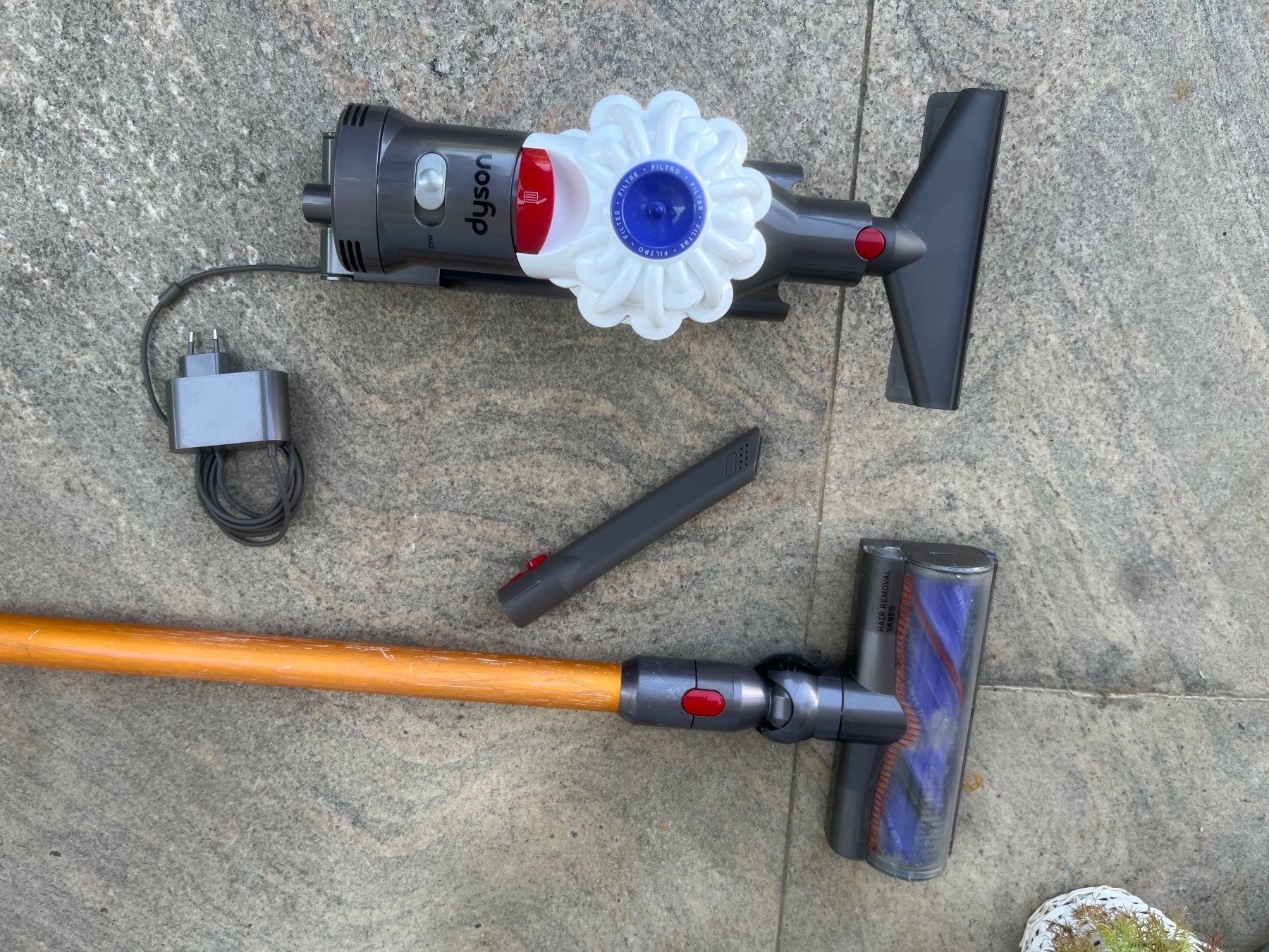 Dyson Staubsauger & Zubehör: Dyson V8 Staubsauger – Gebraucht aus Magden von Hornet2 4