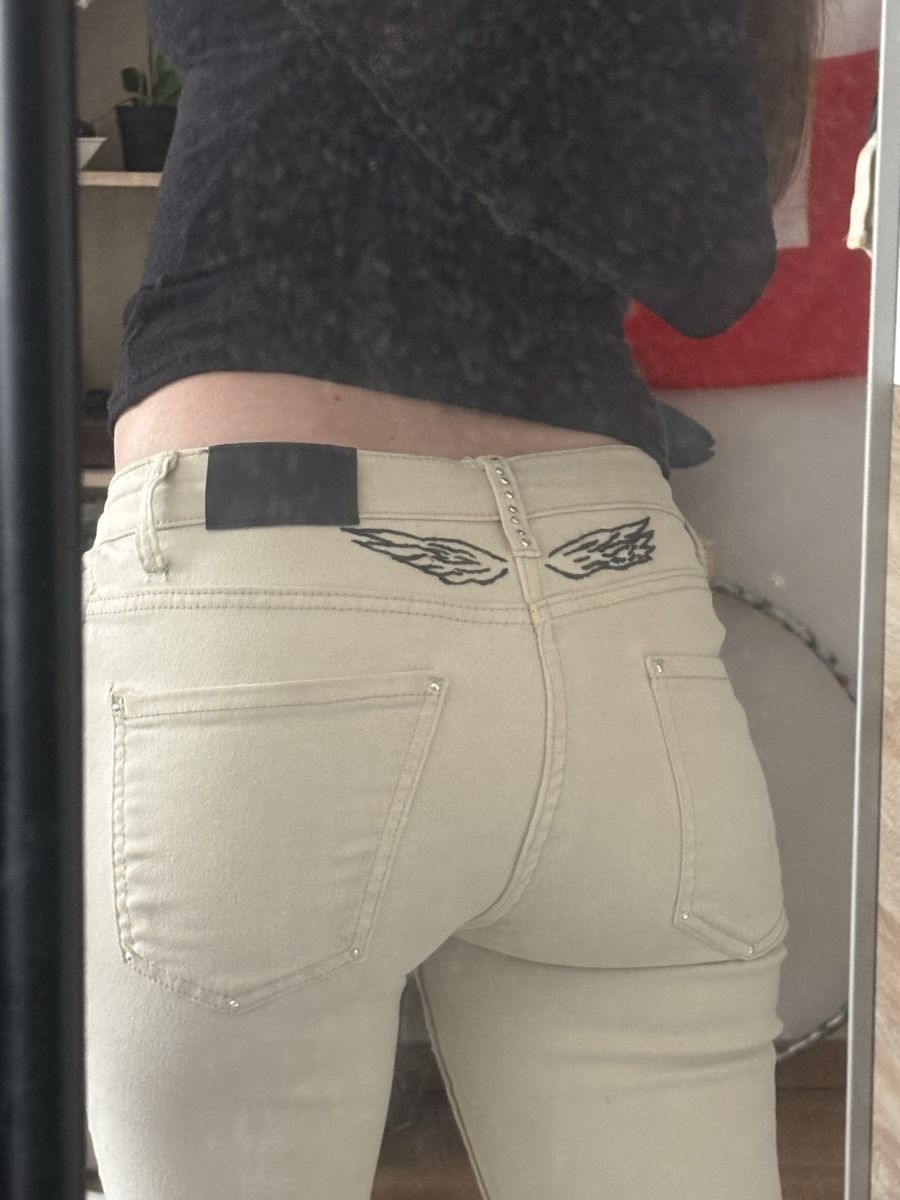 Jeans: Cream Flare Jeans with wing embroidery  – D'occasion à Meyrin par fooyiy