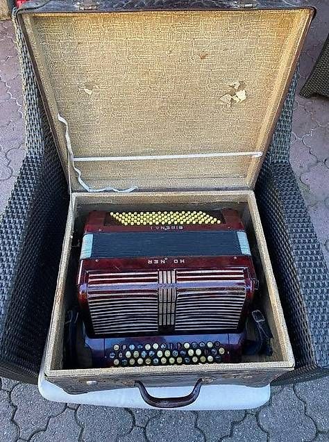 Musikinstrumente: Hohner Sirena Handorgel Akkordeon mit Koffer – Gebraucht aus Baar von Jungle4 4