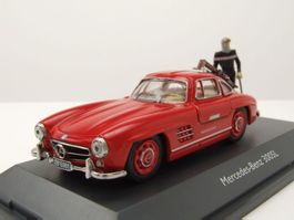 Mercedes-Benz 300 SL Coupé W198 1954-1957 rot mit Skifahrer