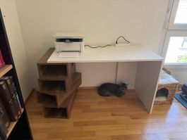   SCHREIBTISCH    MIT    MODERNER    HOLZWÜRFELOPTIK