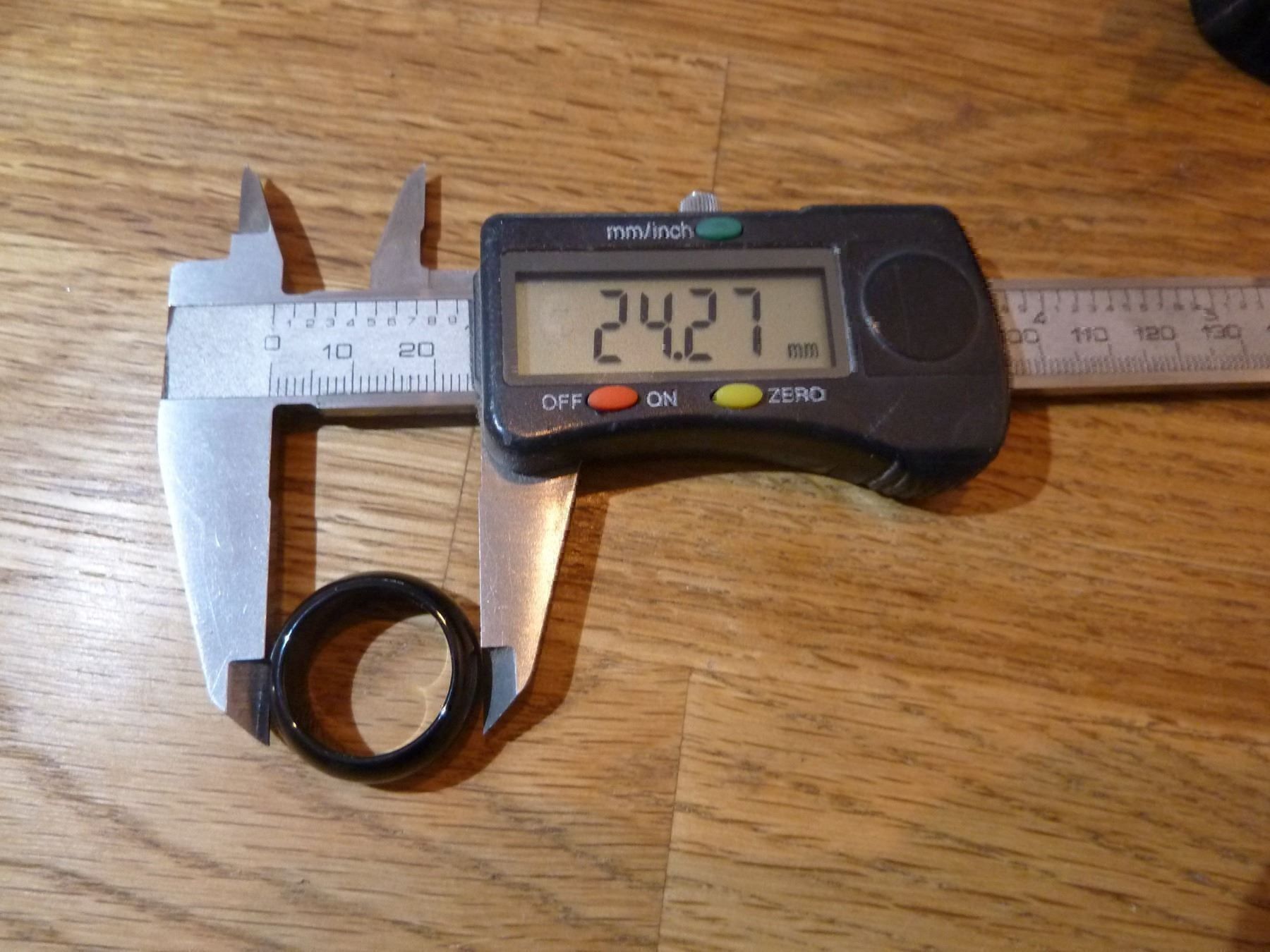 Anelli: RING SCHWARZ KLASSISCH GLANZ 17.8mm – Nuovo (secondo la descrizione) da Hochfelden venduto da swissice 3